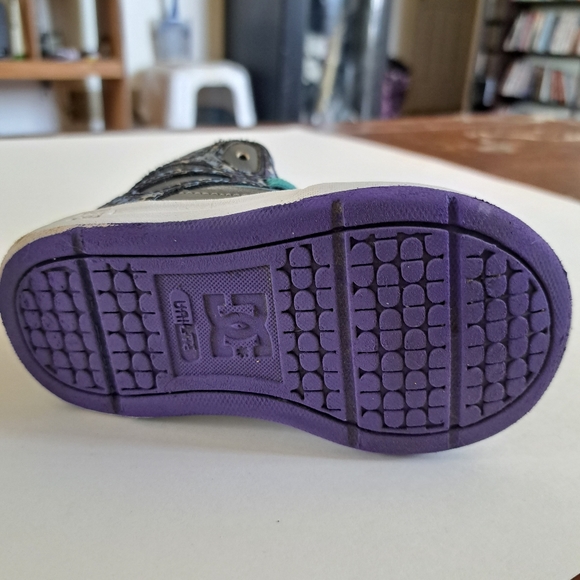 DC Brand Boys High Top Runners - Picture 9 of 10